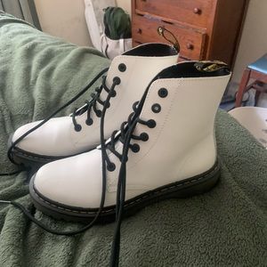 Never worn white doc martens size 8